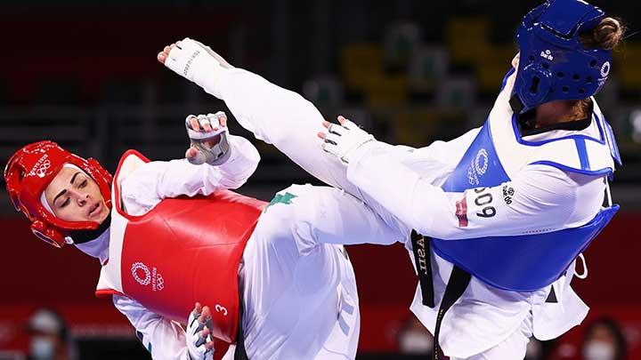 Berkas:Dua atlet Taekwondo bertanding.jpg