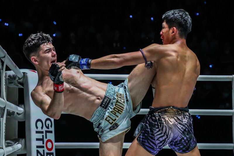 Berkas:Dua atlet kickboxing bertukar serangan.jpg