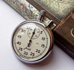 Sebuah jam sukat mekanis peninggalan era Uni Soviet. Lingkaran kecil di bagian atas digunakan untuk menghitung menit, sementara jarum utama menghitung detik.